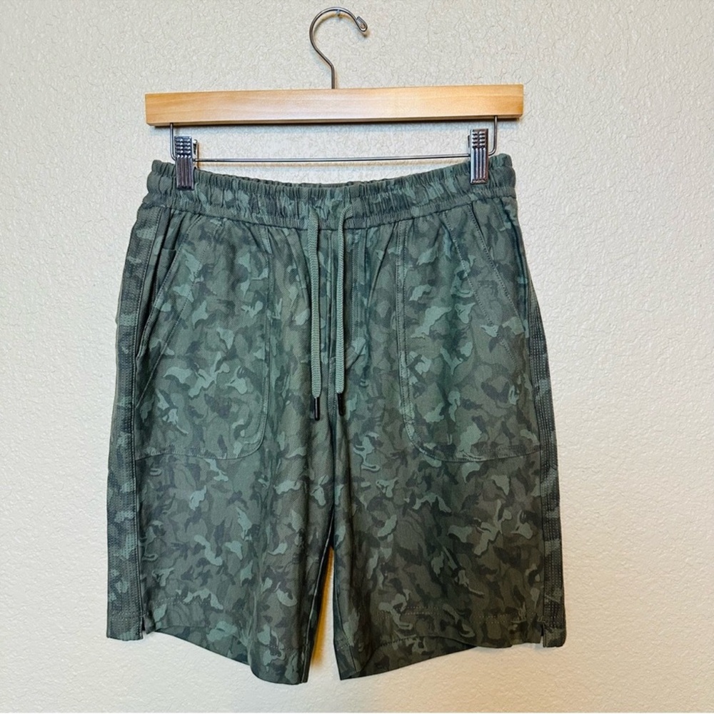 Athleta Farallon Bermuda Green Camo Shorts Size 4 - Picture 4 of 9